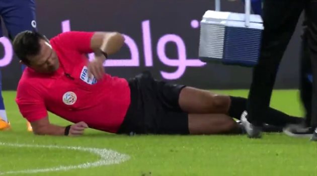 فيديو| بعد فوز الهلال الكاسح.. لاعب العدالة يتسبب في "إصابة عنيفة" لحكم المباراة