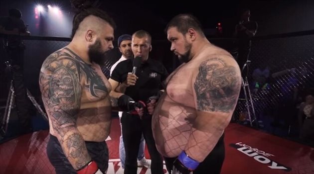 بطريقة غريبة.. مقاتل روسي ضخم يحطم خصمه في 20 ثانية فقط