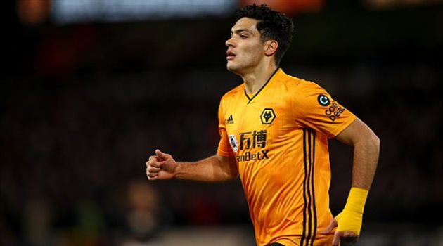 "بعد أن صارع الموت".. تطورات حالة مهاجم وولفرهامبتون الصحية