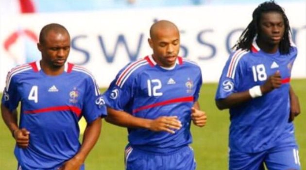 لا أعرف جوميز ! .. حقيقة تصريح تيري هنري الصادم عن مهاجم الهلال