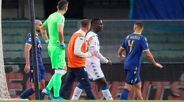 رد فعل غاضب من بالوتيلي ضد الهتافات العنصرية