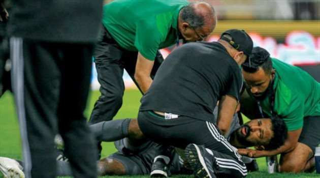 الأهلي يحدد فترة غياب العويس بعد جراحة الوجه