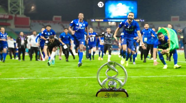 فيديو| وصول أبطال آسيا.. ورئيس هيئة الرياضة يستعد لاستقبالهم