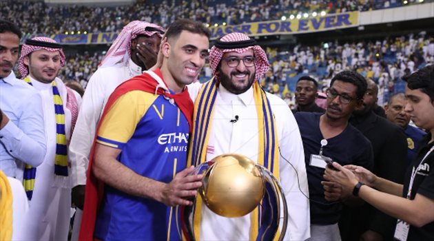  هل تعمد السخرية من عالمية الهلال ؟.. الشامخ يهنئ هداف العالم بلقب الأفضل