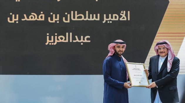 الفيصل يمنح جائزة القائد المتميز للأمير سلطان بن فهد في عمومية "الأولمبية"