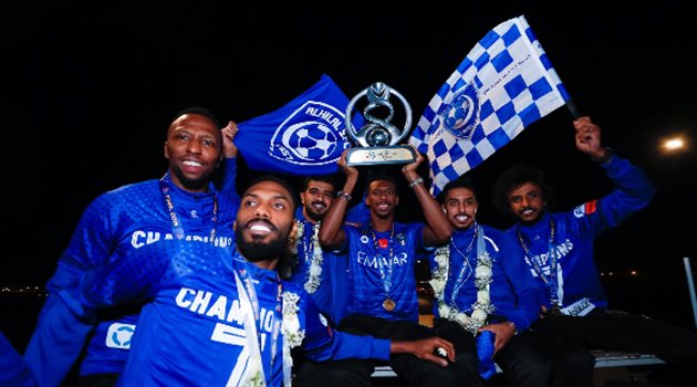 فيديو| على غرار الأندية العالمية.. نجوم الهلال يتجولون في شوارع الرياض بـ"حافلة مكشوفة"