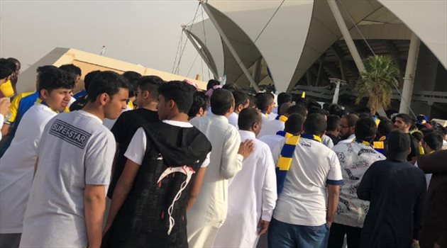صور| معاناة كبيرة لجماهير النصر مع البوابات الإلكترونية لمباراة الحزم