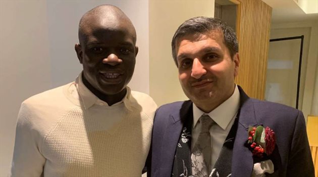 كانتي يثبت تواضعه مرة أخرى.. لبى دعوة مشجع تشيلسي لحفل زفاف رغم إصابته !