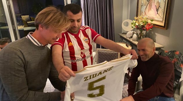 تركي آل الشيخ يستقبل زيدان.. ويعلق بالإسبانية