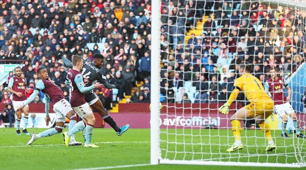 ليستر سيتي يتخطى عقبة أستون فيلا برباعية.. وفاردي يتألق