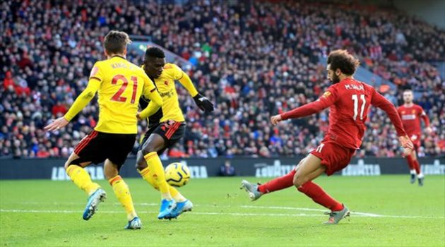 نجم إنجلترا السابق: محمد صلاح يمتلك لمسة مشابهة لميسي !