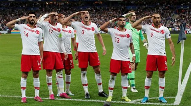  رسميا.. "يويفا" يغرم تركيا 50 ألف يورو بسبب "التحية العسكرية"