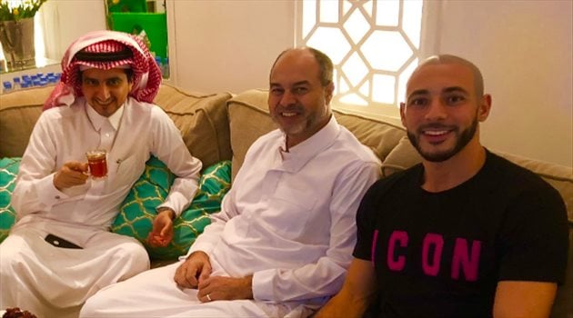 صور| حفاوة بالغة وتعليقات طريفة بتواجد والد أمرابط في الرياض