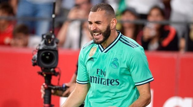 فيديو| رأس بنزيما تخطف لريال مدريد الفوز على إشبيلية ليتصدر الدوري الإسباني