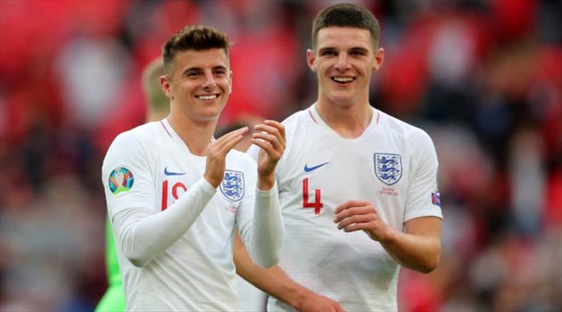 صورة| نجم تشيلسي يحقق حلم اللعب في إنجلترا برفقة صديق الطفولة