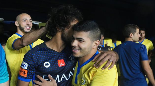 صور| رغم ضغوط الديربي.. "مزاح" لاعبي الهلال والنصر يخطف الأنظار