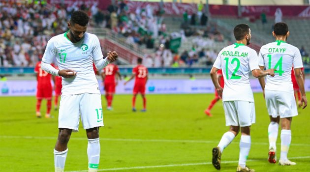 خليجي 24| رغم لمسة اليد.. لماذا احتسب الحكم هدف السعودية ضد عمان؟