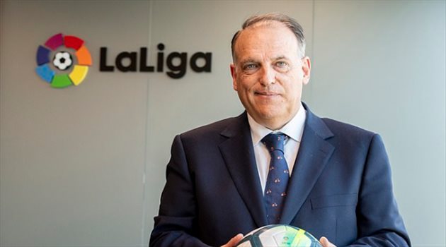 في الكلاسيكو| رئيس الدوري الإسباني يدافع عن نفسه أمام ريال مدريد وبرشلونة