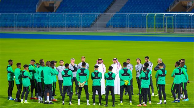 رئيس هيئة الرياضة يهنئ نجوم الأخضر ويطالبهم بالفوز أمام باراجواي