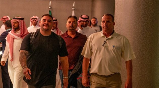 وصول الملاكمين جوشوا ورويز إلى الرياض استعدادا لخوض نزال الدرعية التاريخي