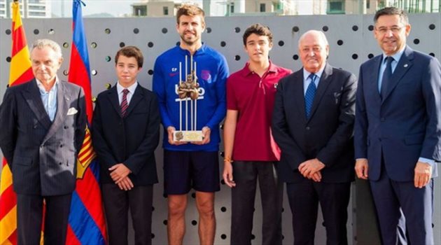 بيكيه يتسلم جائزة أفضل لاعب في برشلونة للموسم الماضي