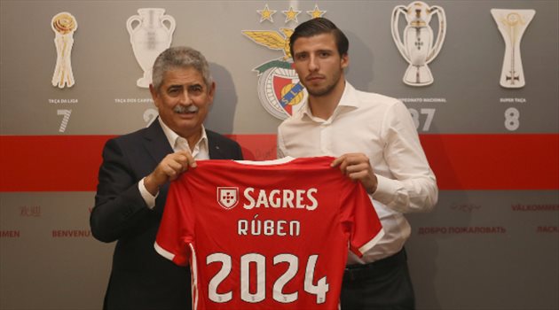 رسميا.. بنفيكا يصدم مانشستر يونايتد ويجدد عقد نجمه بشرط جزائي "فلكي"