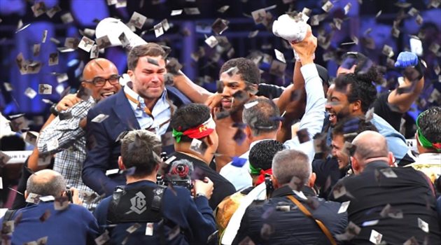 صورة| أول رسالة من جوشوا بعد استعادة لقب العالم في نزال الدرعية التاريخي