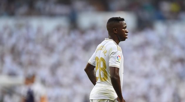 فينسيوس يتسبب في أزمة عنيفة بين بيريز وزيدان