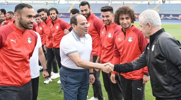 السيسي يعلن عدم التعاقد مع مدربين أجانب لقيادة منتخب مصر .. "النتيجة واحدة"