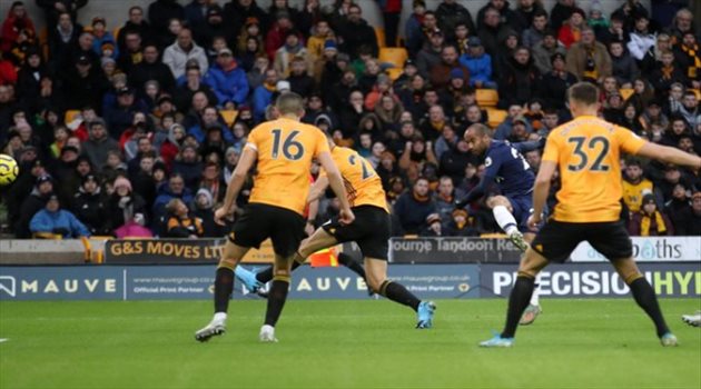 دفاع توتنهام يمنح مورينيو فوزا قاتلا على وولفرهامبتون بالدوري الإنجليزي