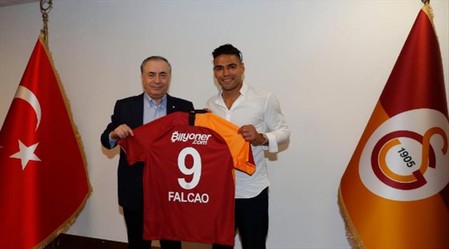 فالكاو ينتقل رسميا إلى جلطة سراي التركي