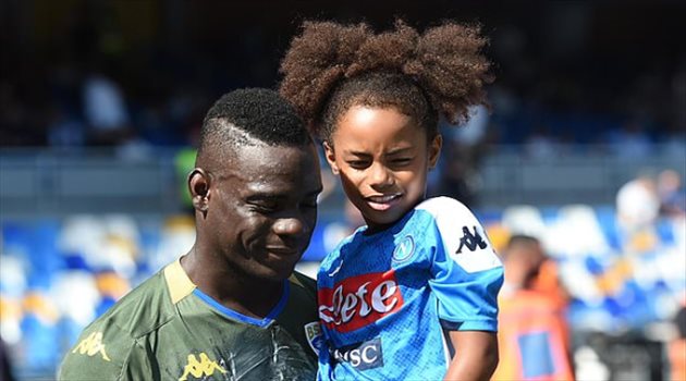 تقرير| من أجل "القردة الصغيرة" بالوتيلي ينتقم من جماهير نابولي بطريقة مبتكرة