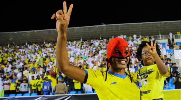 لقطة طريفة| لاعب التعاون يحتفل مع ابنه بـ"قناع" تسبب في طرده أمام الرائد