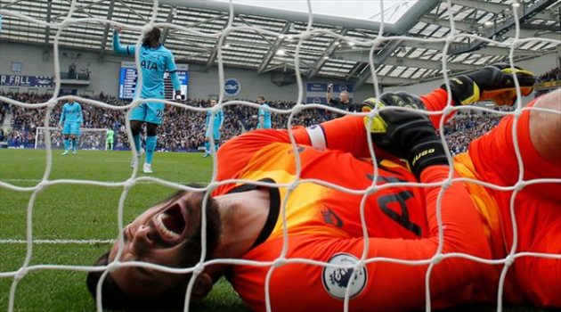 توتنهام يعلن مدة غياب حارسه بعد الإصابة الخطيرة