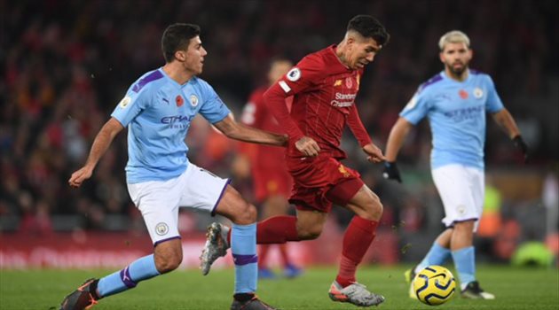 صور| الحكم يثير الجدل بين ليفربول ومانشستر سيتي.. تعرف على صحة قراراته