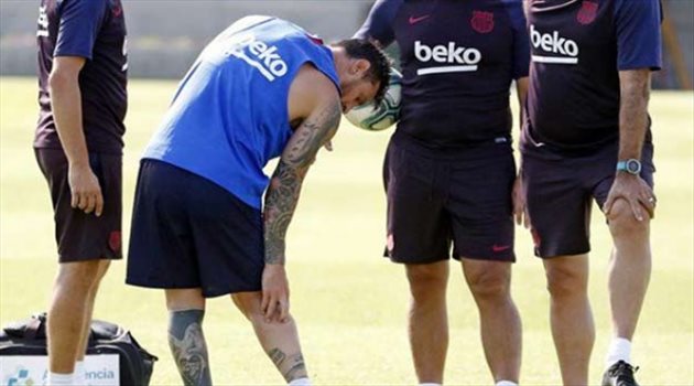 في تدريبه الأول.. الإصابة تهاجم ميسي وتبعده عن برشلونة