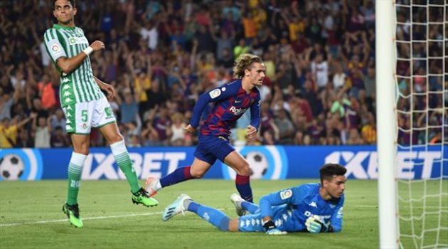 فيديو| جريزمان يقود برشلونة لاكتساح ريال بيتيس بخماسية في الدوري الإسباني