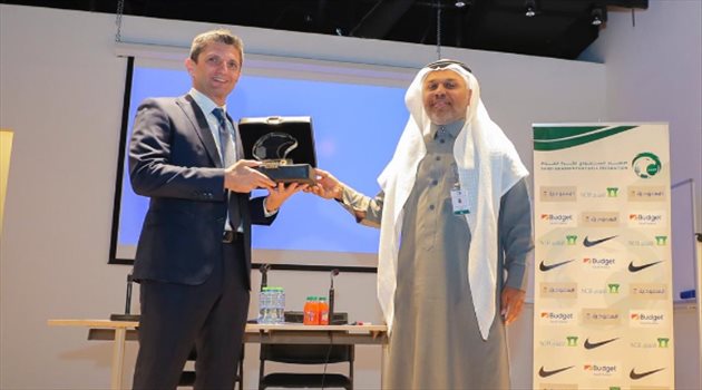 لوشيسكو يقدم محاضرة للمدربين الوطنيين.. وتكريم مدرب الهلال