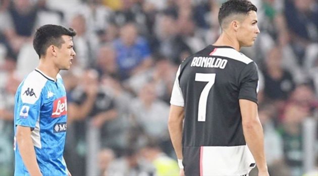 نجم نابولي الجديد يكشف محادثة رائعة للقائه مع كريستيانو رونالدو