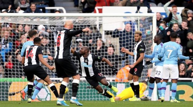 دفاع مانشستر سيتي يهدي نيوكاسل تعادل مثير ليبتعد كثيرا عن قمة الدوري الإنجليزي