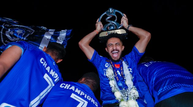 فيديو| الشلهوب ينقذ كأس دوري أبطال آسيا من كارثة.. كاد يسقط من الحافلة