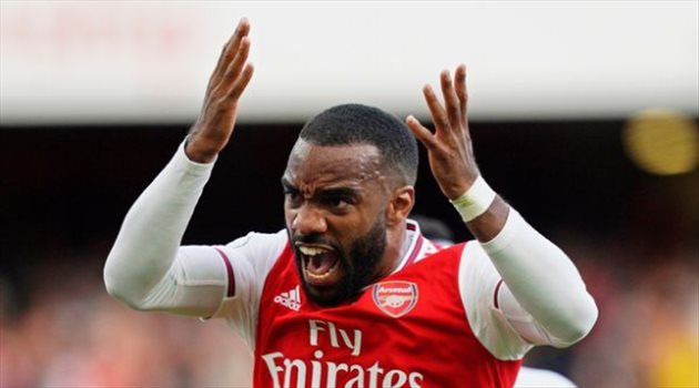 سواريز وجريزمان يرحبان بالضيف الجديد.. لاكازيت يقترب من الرحيل عن أرسنال