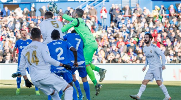 ماذا يصنع خيتافي.. "خطف موهبة ريال مدريد وأنقذ نجم برشلونة"