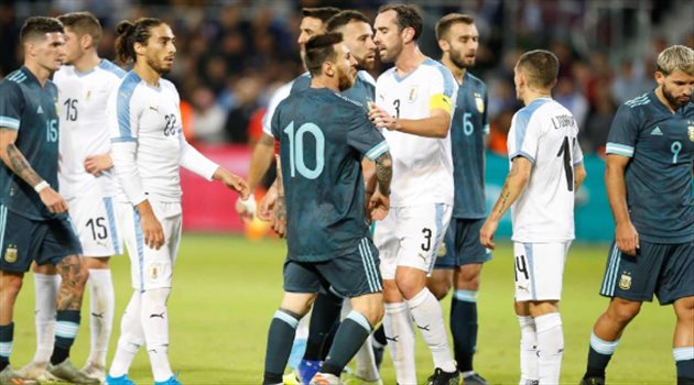 فيديو| "هيا نتقاتل".. مشادة ساخنة بين ميسي وكافاني تحت أنظار سواريز