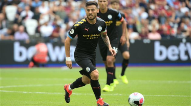 سيلفا أول لاعب يشارك في 400 مباراة بقميص سيتي.. وضربة لجوارديولا بإصابة مهاجمه