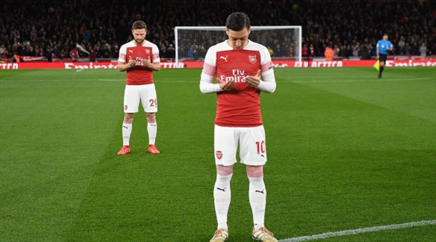 موهبة أرسنال يتلقى إشادة خاصة من أوزيل