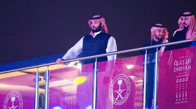 صور| ولي العهد يفاجئ الجماهير في نزال الدرعية التاريخي