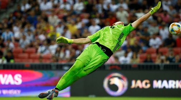 فيديو| جماهير توتنهام تسخر من حارس يوفنتوس بعد هدف كين من منتصف الملعب !