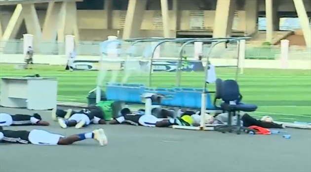 سعودي لايت| مشهد كوميدي.. النحل يتسبب في إيقاف مباراة بكأس تنزانيا