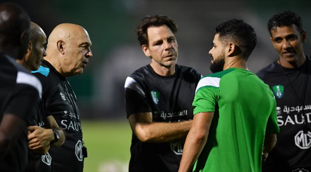 هل تنهي "الخبرة" مفاوضات الأهلي مع الحارس البرازيلي